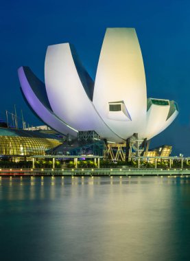 Singapur-Jun 07 2017: Marina bay Singapur bilim müzesi gece