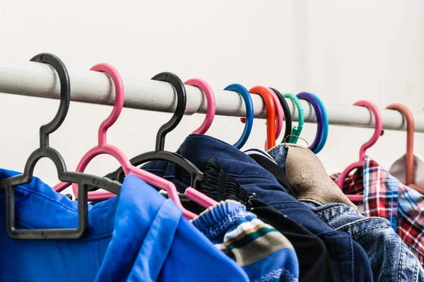 Pano colorido pendurado em roupas rack closeup — Fotografia de Stock