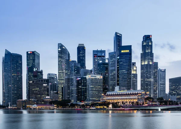 SINGAPORE-JUN 07 2017: Singapore Marina baia centro città skyline notte — Foto Stock