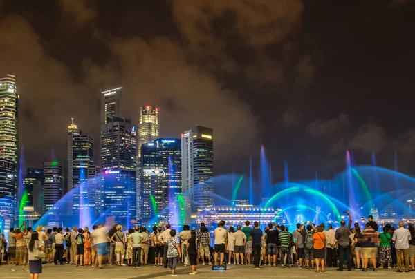 SINGAPORE-JUN 07 2017: spettacolo di acqua e luce sulla baia di marina di notte — Foto Stock