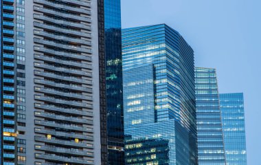 cam cephe bina kule gece görünümü