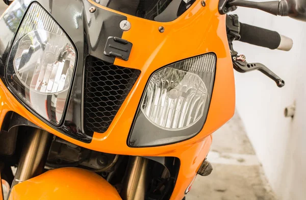 Помаранчевий колір мотоцикла фар крупним планом — стокове фото