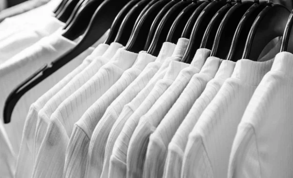 Cabides em branco t camisa pano exibir fundo — Fotografia de Stock