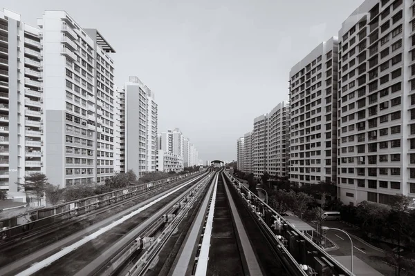 Singapore LRT trem linha ferroviária passar por área residencial — Fotografia de Stock