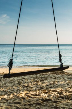 kum üzerinde doğa salıncak mavi deniz manzaralı yüz