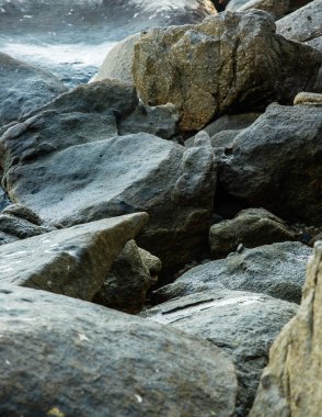 Büyük keskin şekil kaya Tepesi çekim görünümü arka plan