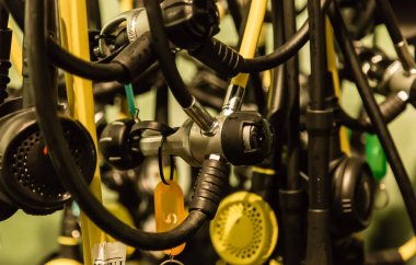 Dalış ekipmanları oksijen silindirleri boru çekim detayları görünümü