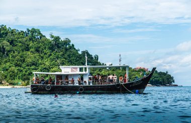 Malezya Tioman Adası-Jul 01 2017: tekne şnorkelli yüzme ve sürüş seyahatine insanlar alıyor