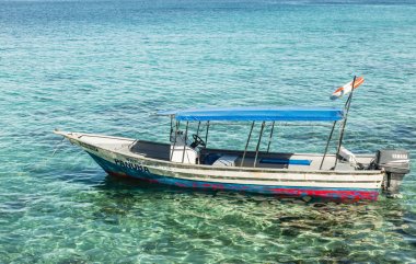 Malezya Tioman Adası-Jul 01 2017: mavi denizde yüzen küçük eski deniz taksi