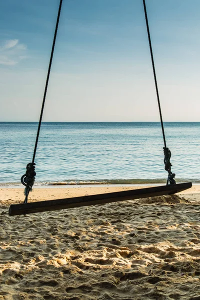 kum üzerinde doğa salıncak mavi deniz manzaralı yüz