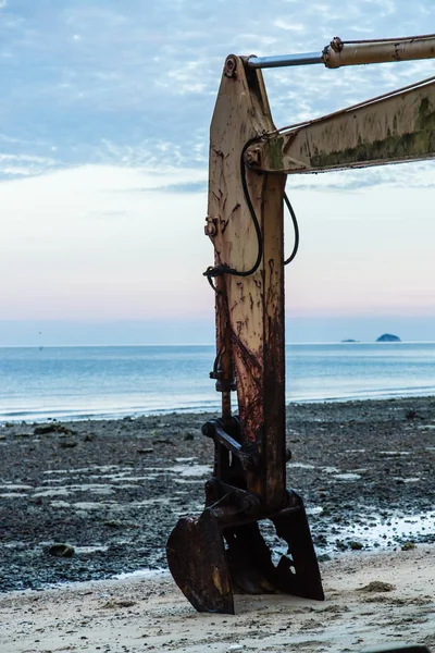 Övergivna rostiga och gamla Gräv maskin på stranden utsikt — Stockfoto