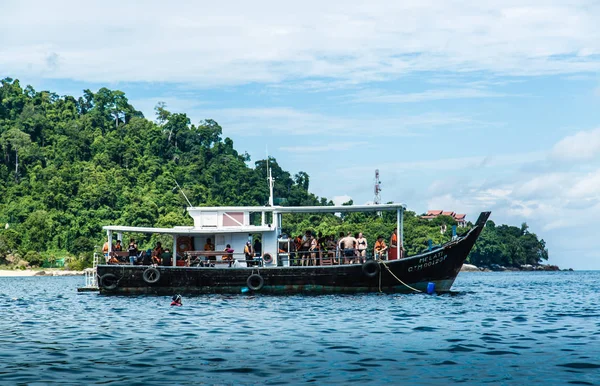 Malezya Tioman Adası-Jul 01 2017: tekne şnorkelli yüzme ve sürüş seyahatine insanlar alıyor
