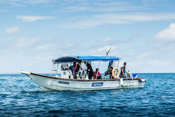 MALASIA TIOMAN ISLAND-JUL 01 2017: barco que lleva a la gente a bucear y conducir — Foto de Stock