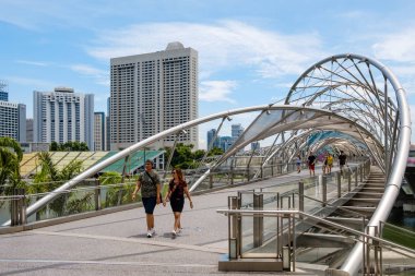 Singapur-13 Nisan 2019: Helix Köprüsü turist cazibe yeri Marina Bay, Singapur