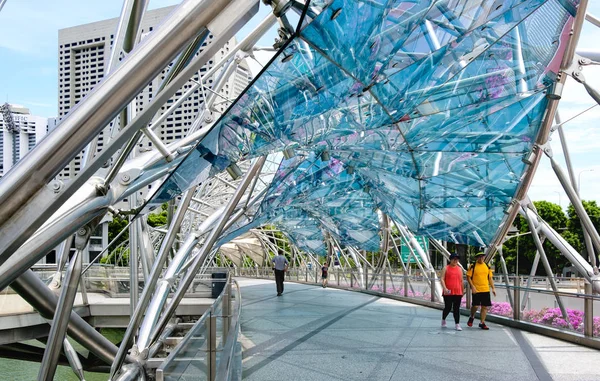 Singapur-13 kwi 2019: Helix Bridge atrakcją turystyczną w Marina Bay, Singapur — Zdjęcie stockowe
