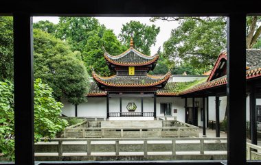 Çin Changsha Şehir-Temmuz 06 2017: Yuelu Akademisi Çin tarzı pavilyonu, plak Çin pavyon adı