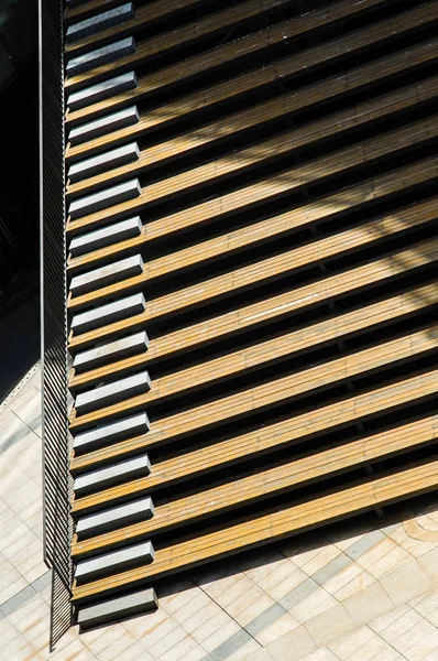 Escadas de madeira ao ar livre com vista superior sombra — Fotografia de Stock