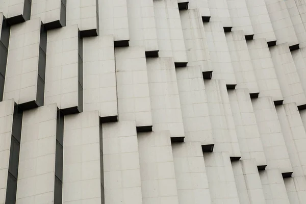 Cor branca passo tipo edifício fachada detalhes vista de fundo — Fotografia de Stock