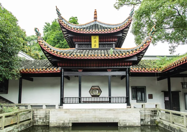 CHINA CHANGSHA city-JUL 06 2017: Yuelu Academy chinese style pavilion,the chinese on the plaque is pavilion name — Stock Photo, Image