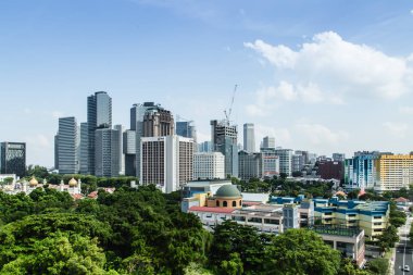 Singapur-22 Temmuz 2017: Yeşil orman şehir siluetinde Singapur Rochor alanı