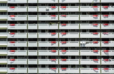 Singapur-22 Temmuz 2017:Kutlama ulusal gün cephe için Singapur konut binası süspansiyon bayrağı