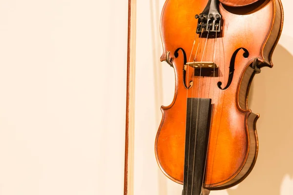 Violín de madera y arco sobre fondo blanco — Foto de Stock