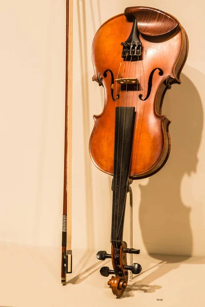 Violín de madera y arco sobre fondo blanco — Foto de Stock