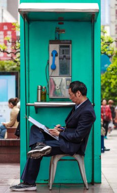 Çin,Şangay-19 Nisan 2019:yaşlı adam Nanjing yolda çalışıyor