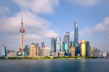 Çin,Şangay-19 Nisan 2019:Çin'de Huangpu nehri ile Şangay'ın simge yapıları