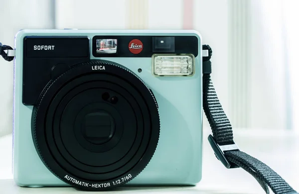 Singapur-AGO 3 2017: Leica nuevo producto instantánea pantalla de sofort de la cámara y vista detallada — Foto de Stock