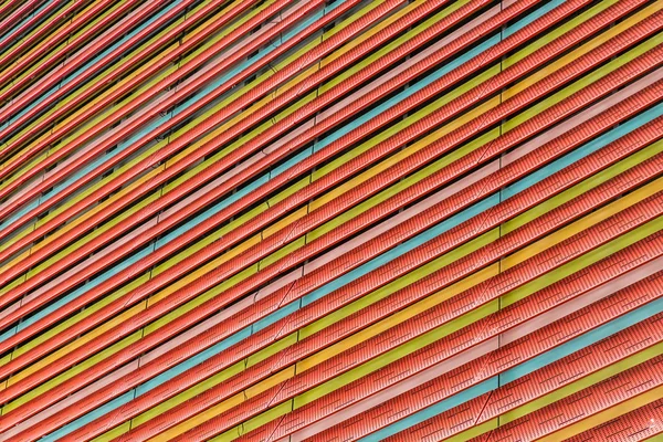 Edifício moderno colorido louvers fachada construção fundo — Fotografia de Stock