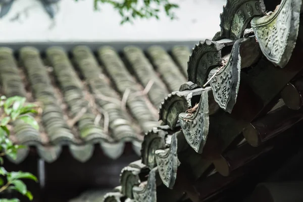 Tejas de la casa tradicional china detalle, el chino significa larga vida — Foto de Stock
