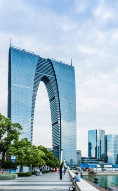 Suzhou, Çin- Ağu 19 2017: Suzhou yeni dönüm noktası binanın doğu kapısı