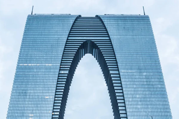 쑤저우, 중국 - 8 월 19 2017 : 소주 새로운 랜드 마크 건물의 동쪽 게이트 — 스톡 사진