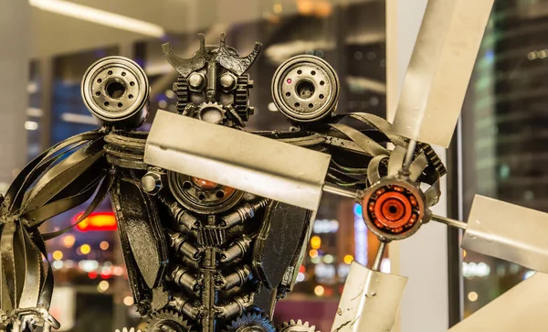 Suzhou, Kina-26 aug 2017: The Metal Made robot leksak display i mall — Stockfoto