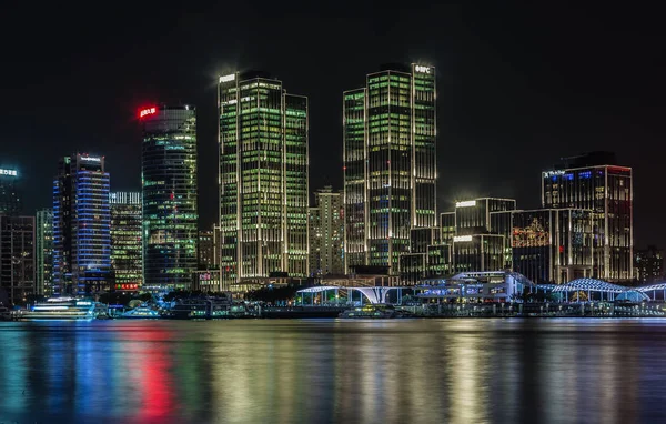 Cina, Shanghai-21 AGOSTO 2017: Shanghai Central District River Riverfront skyline vista notturna — Foto Stock