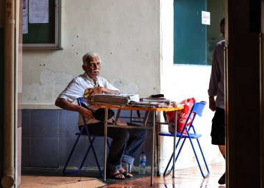 Singapur-11 Mayıs 2019:Singapur hint haber gazetesi satıcısı sokakta çalışıyor