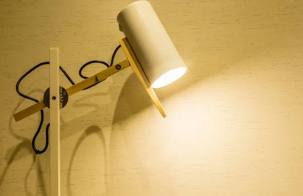 Lámpara de mesa de diseño vintage primer plano fondo de color cálido — Foto de Stock