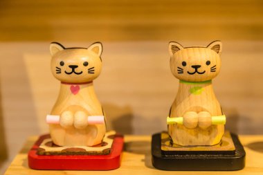 masada sarı renk sevimli ahşap kedi oyuncak ekran