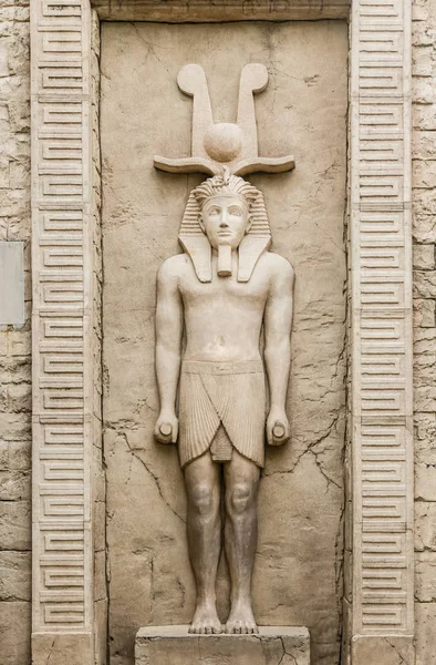 Statue égyptienne d'une figure d'homme sur la façade du mur — Photo