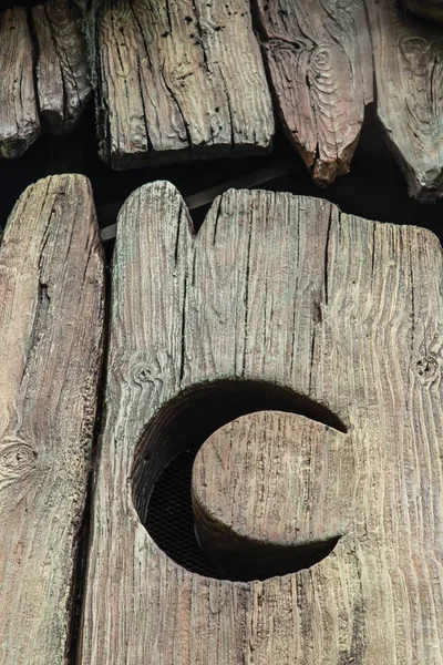 Lune de bois creuse sur grand détail vue porte — Photo