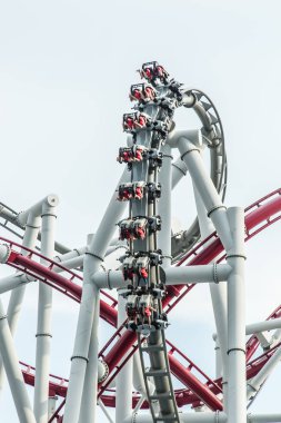 insanlar gökyüzü arka plan görünümünde Roller coaster keyfini çıkarın