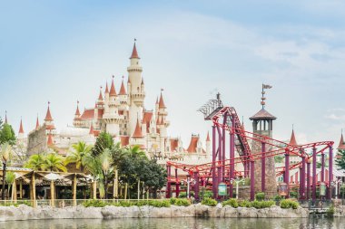 Singapur-26 Eyl 2017: Singapur evrensel stüdyo kale ve roller coaster gün görünümü