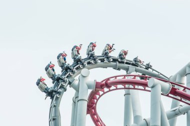 insanlar gökyüzü arka plan görünümünde Roller coaster keyfini çıkarın