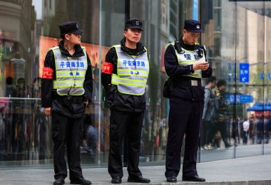 Çin,Şangay-19 Nisan 2019:Şanghay şehrinde nanjing yolda duran güvenlik polisi