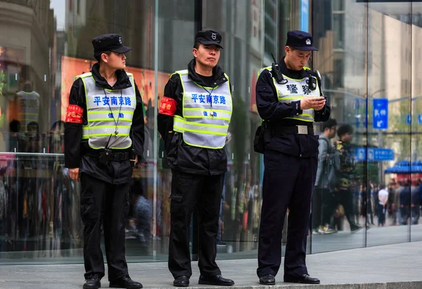 China,Shanghai-19 APR 2019:security police standing on the nanjing road in shanghai city — Stock Photo, Image