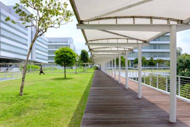 Singapur-27 Haziran 2019:Singapur Cumhuriyeti Politeknik çatı bahçe barınak koridor görünümü