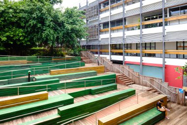 Singapur-27 Haziran 2019: Singapur Enableing Village kamu açık teras sahne bina ile