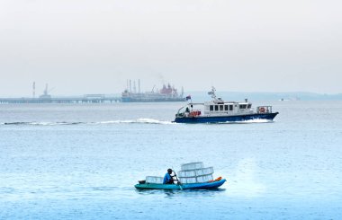 Singapur-29 Haziran 2019:Balıkçı kafesler yerleştirerek denizde balıkçılık