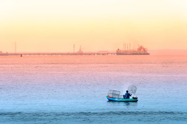Singapura-29 JUN 2019: Pescador está pescando no mar, colocando gaiolas — Fotografia de Stock